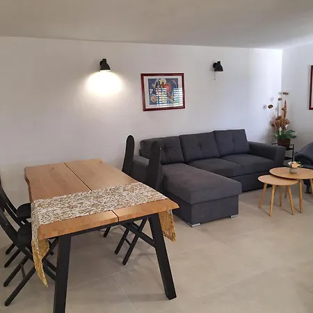 Apartment Ena By The Sea *